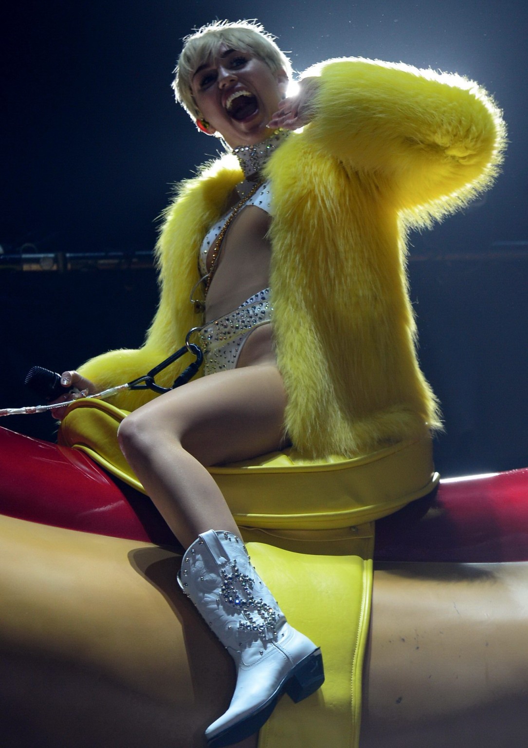 Miley Cyrusがボディスーツとブーツを着て、お尻と胸の下を見せている。
 #75204614