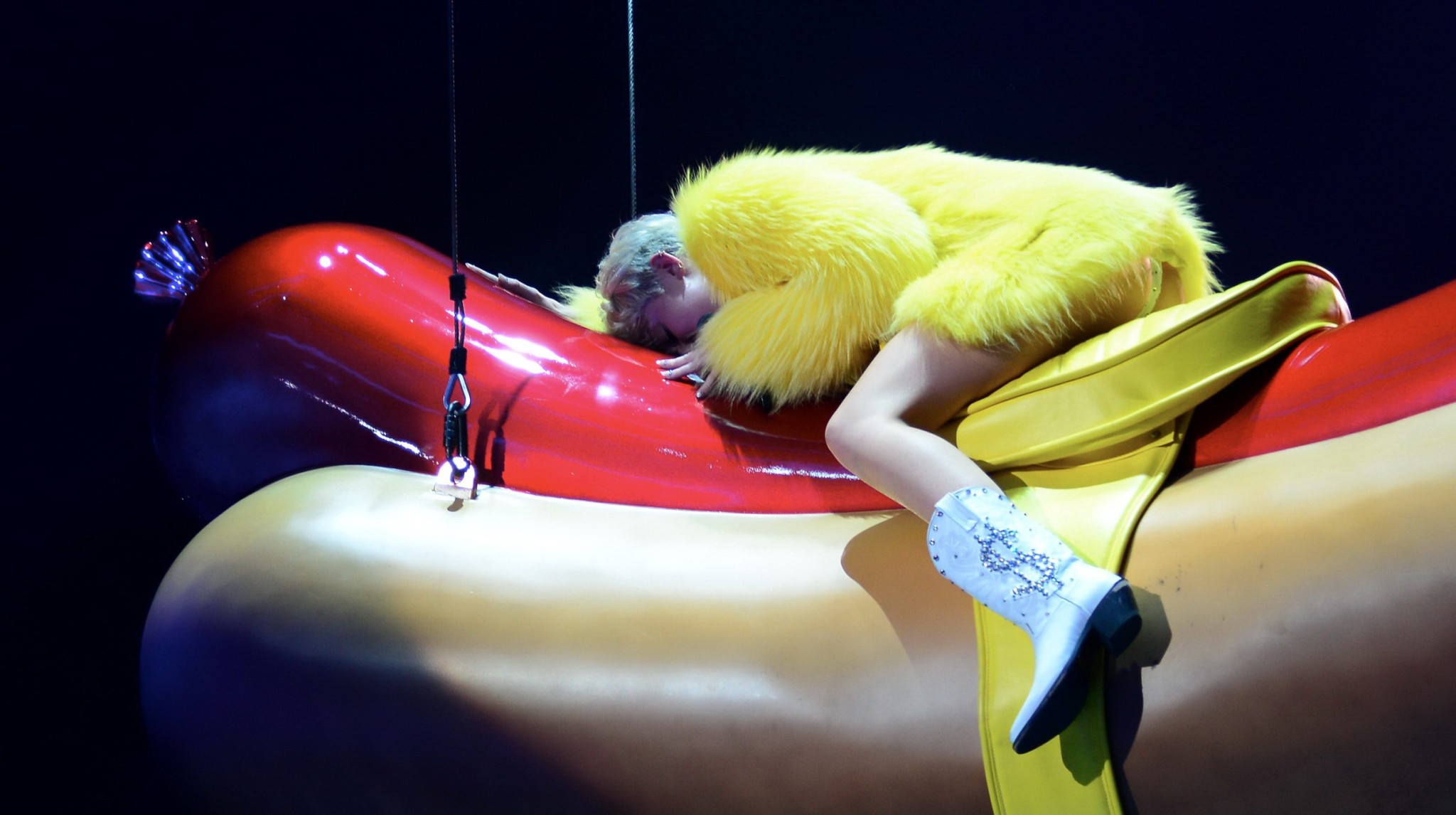 Miley Cyrusがボディスーツとブーツを着て、お尻と胸の下を見せている。
 #75204619