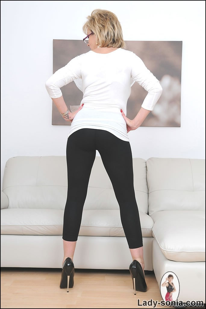 Arsch necken in engen Leggings reife blonde Babe mit heißem Körper
 #70215583