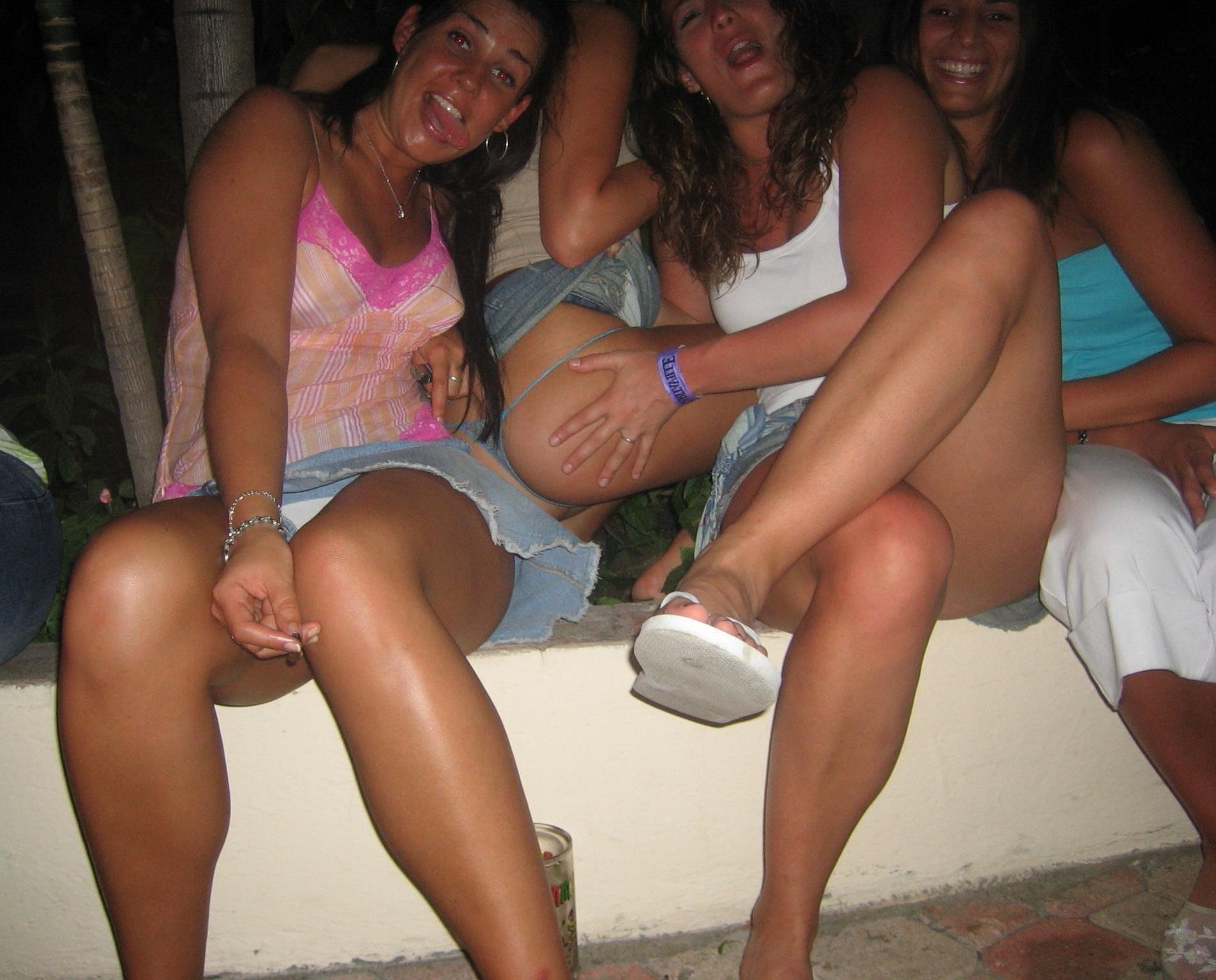 College-Mitbewohnerinnen sind süchtig danach, sich gegenseitig Oralsex zu geben
 #78099329