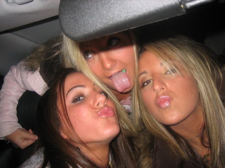 College-Mitbewohnerinnen sind süchtig danach, sich gegenseitig Oralsex zu geben
 #78099412