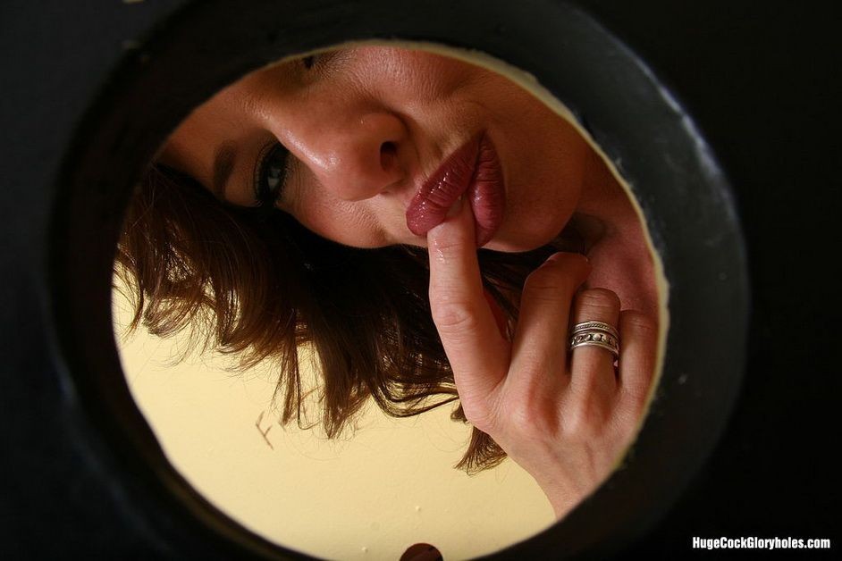 Veronica avluv suce une grosse bite inconnue à gloryhole
 #74242821