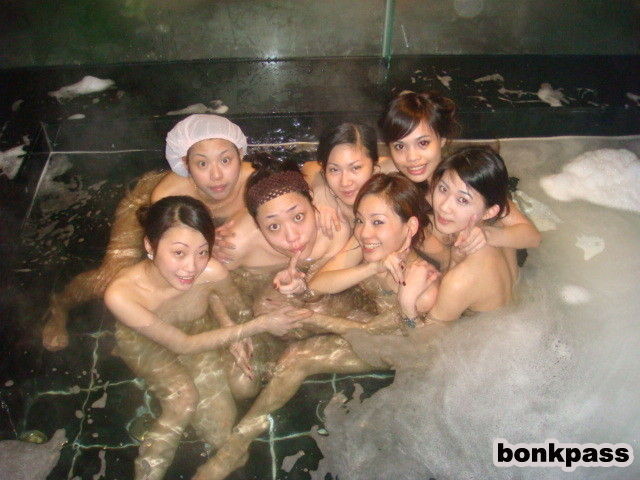 Un montón de novias chinas en la casa de baños
 #67111493