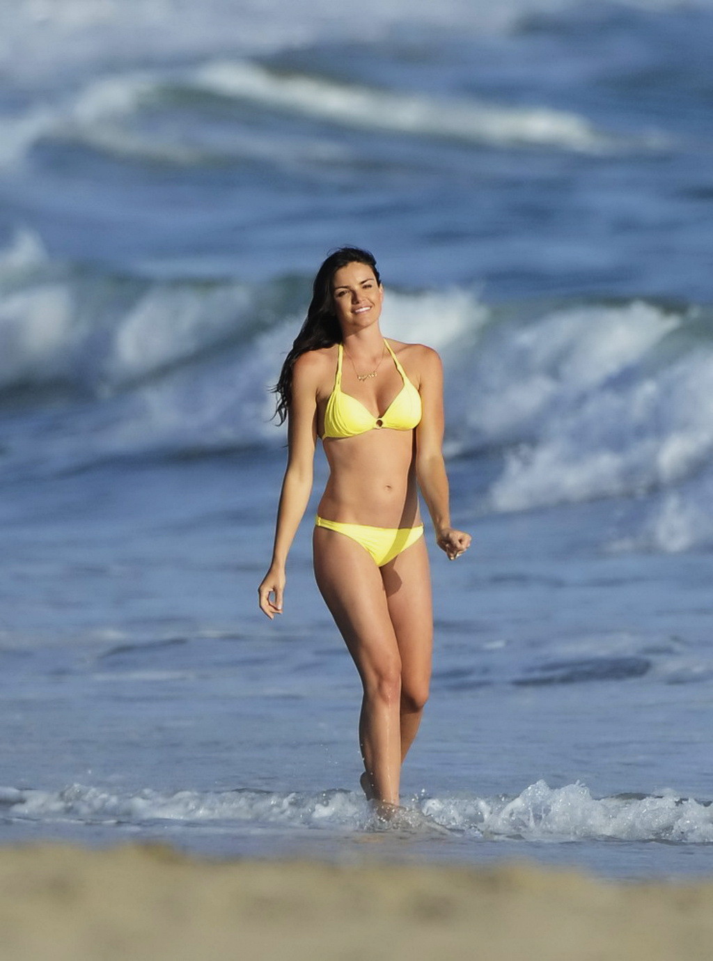 Courtney robertson exhibant son corps sexy en bikini jaune lors d'un photoshoot dans une maison à Puerto Banus à Marbella. 
 #75260715