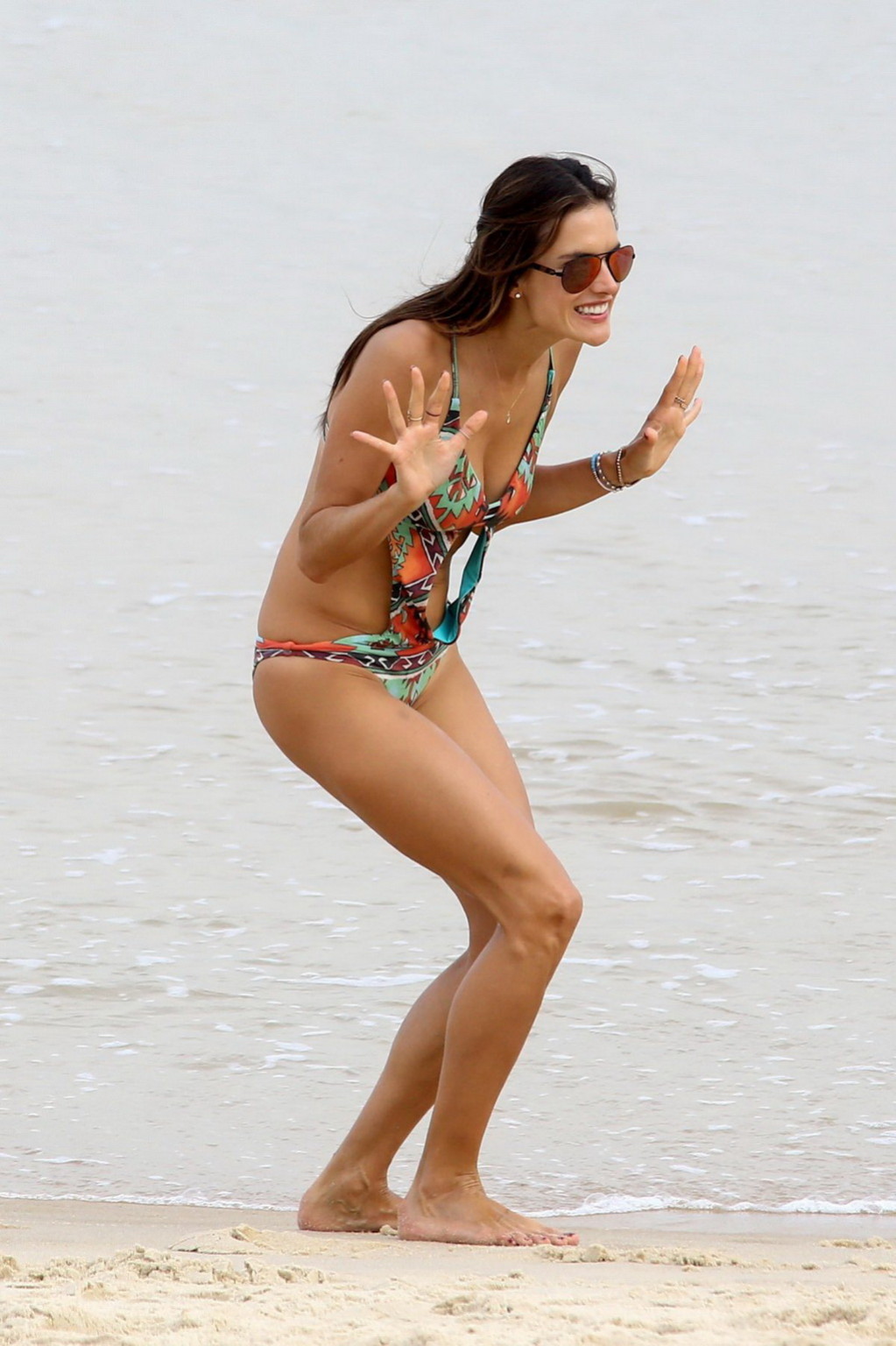 Alessandra ambrosio mostrando culo en monokini diminuto
 #75158610