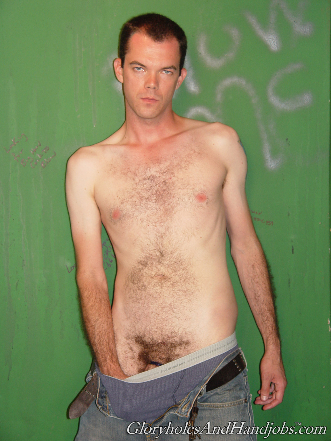 Chico cachondo chupando pollas fuertes en acción gay gloryhole
 #76960457