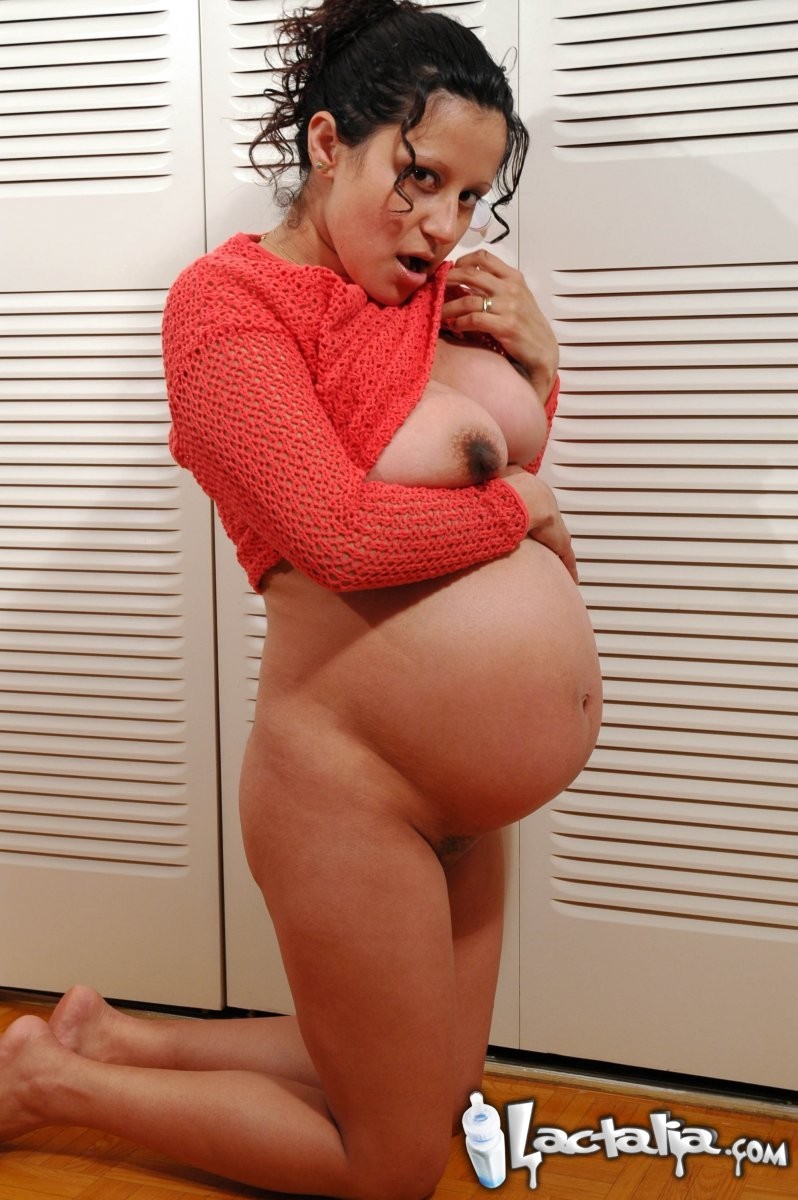 Talia è incinta di mesi e pronta a scoppiare
 #76493655