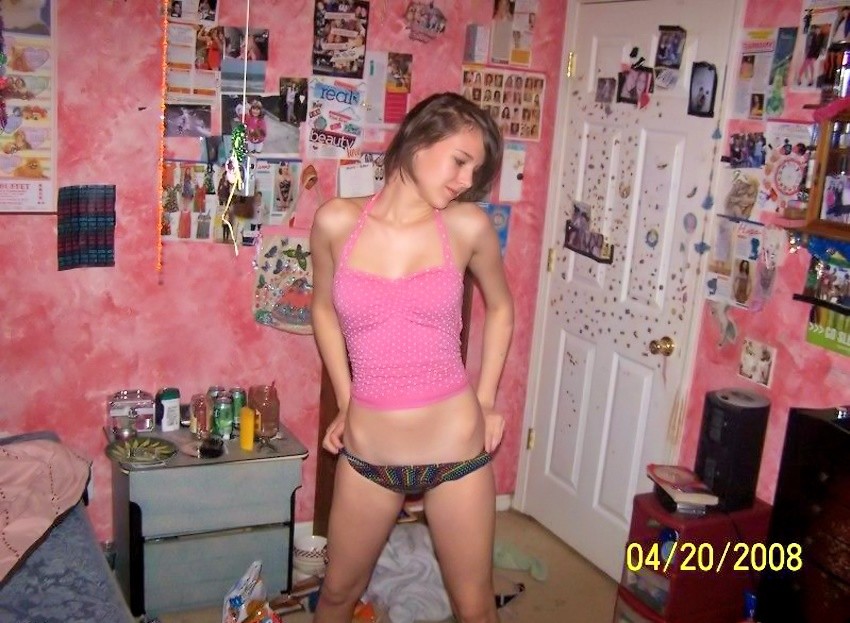 Wunderschöne süße Teen mit großen Titten posiert vor der Kamera
 #76741696