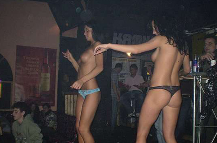 Chicas borrachas y locas enseñando las tetas en público
 #76399289