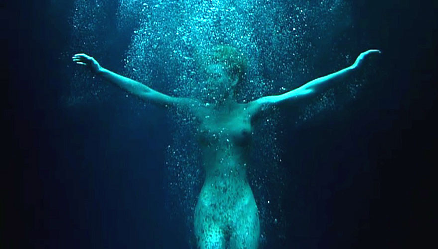 Rebecca Romjin guardando molto sexy in lingerie bianca in tappi di film nudo
 #75394189