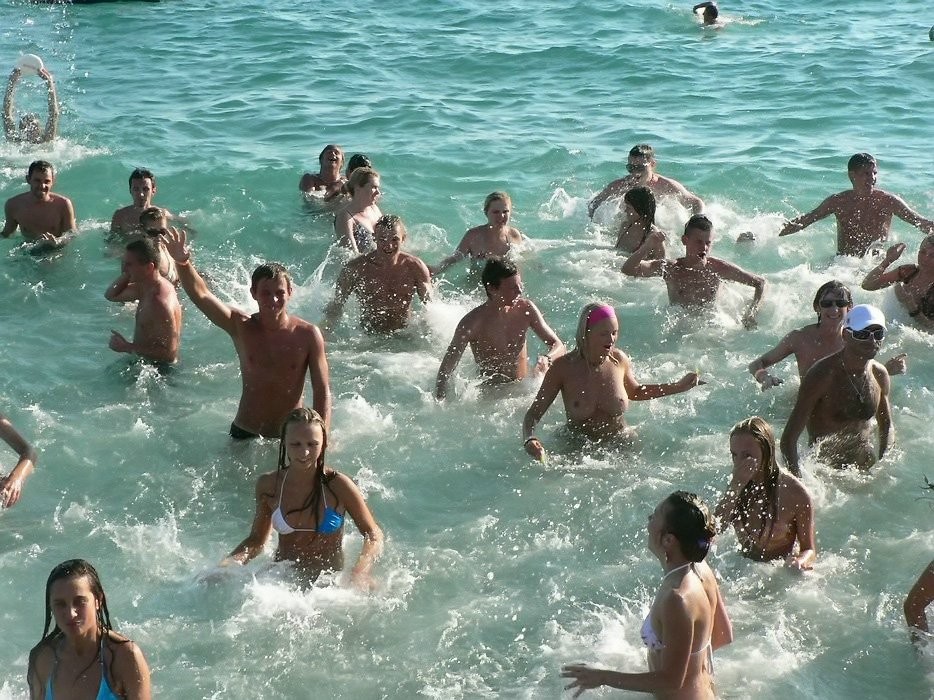 Nackte Teenie-Mädchen spielen zusammen an einem öffentlichen Strand
 #70058231