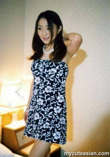 Una linda japonesa se abre el coño peludo y apretado
 #69942828