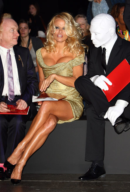 Berühmtheit pamela anderson schöne brüste und dicke kamelzehe
 #75411843