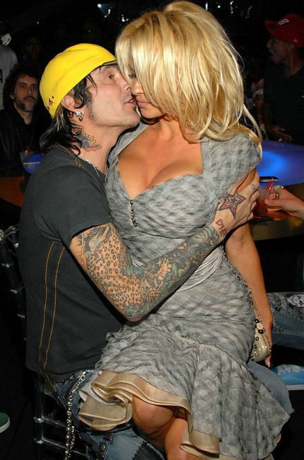 Berühmtheit pamela anderson schöne brüste und dicke kamelzehe
 #75411864