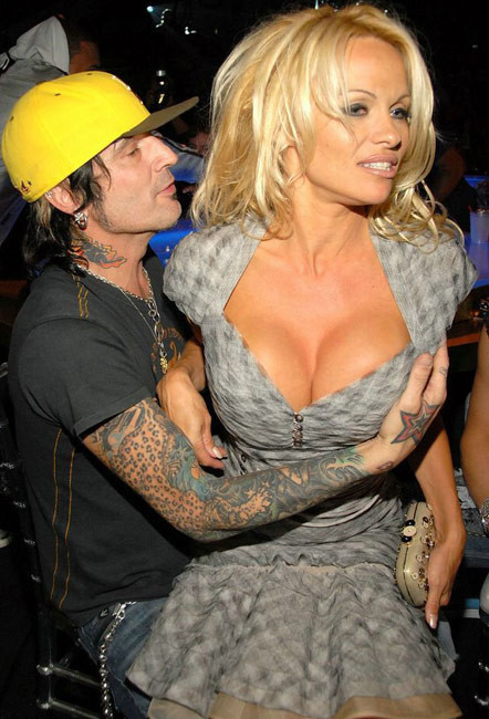 Berühmtheit pamela anderson schöne brüste und dicke kamelzehe
 #75411894