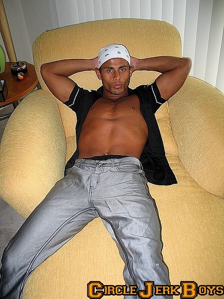 Latino con un pecho enorme
 #77002388