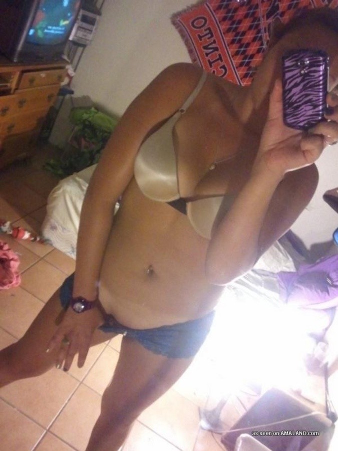 Autofoto de una morena amateur que se quita la lencería
 #67230243
