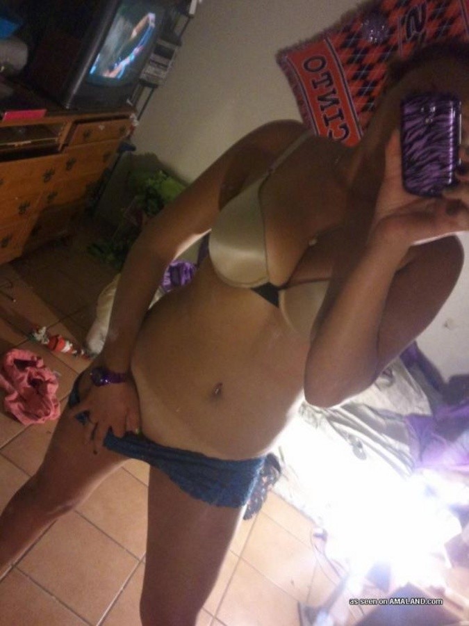 Autofoto de una morena amateur que se quita la lencería
 #67230250
