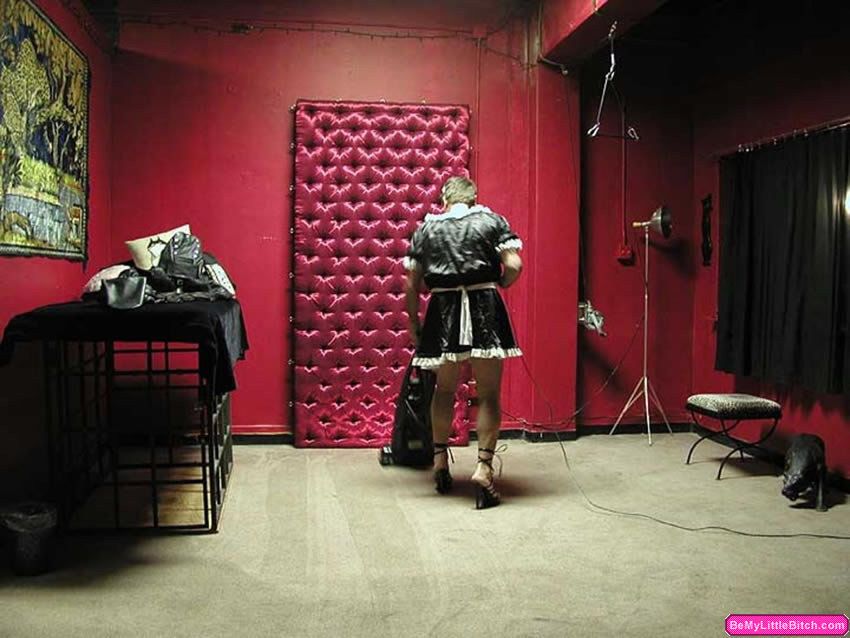 女装した少年メイドが愛人のために掃除をする
 #76638762