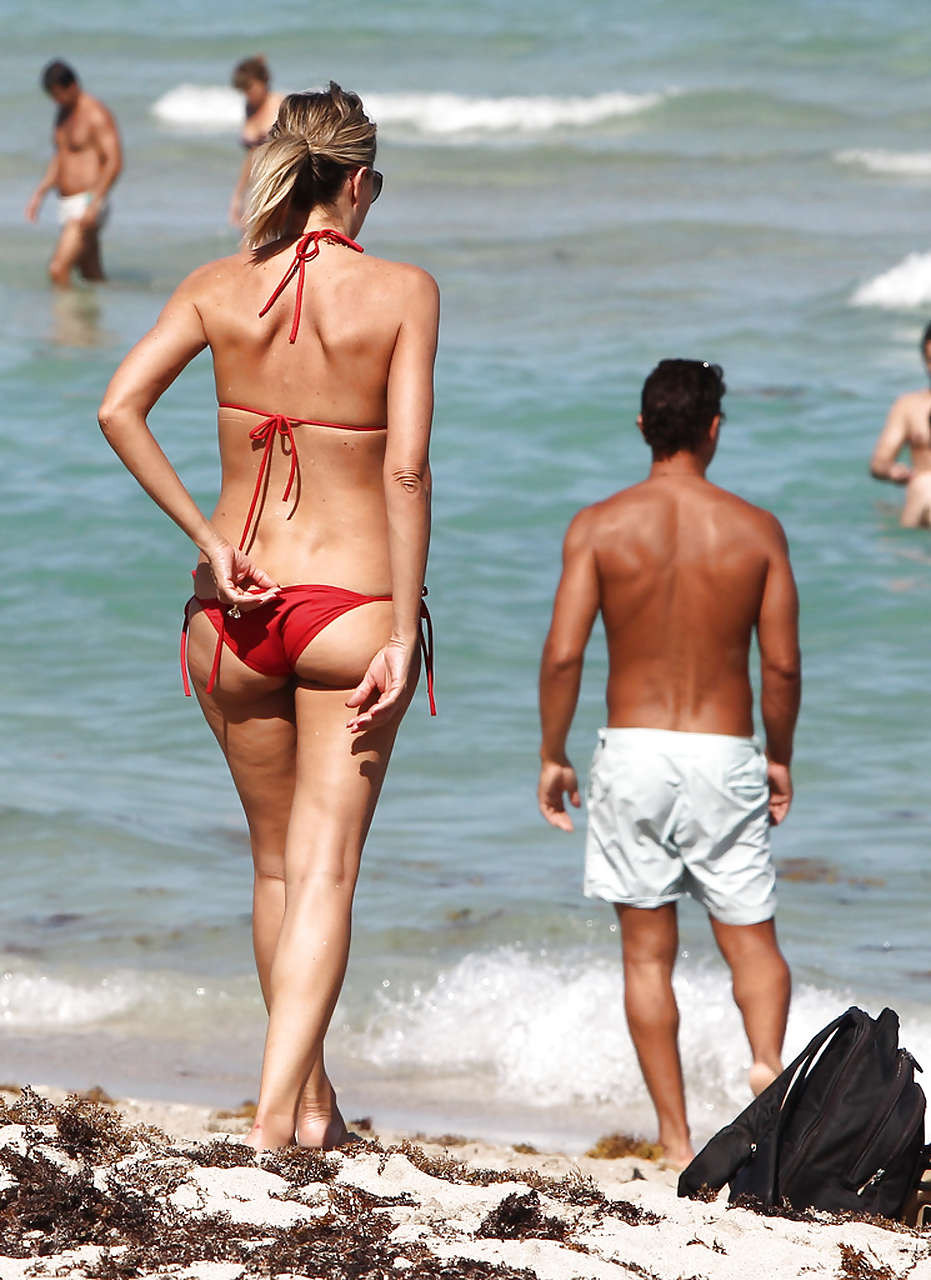 Rita rusic exposant ses gros seins sur la plage oops photos paparazzi
 #75263368