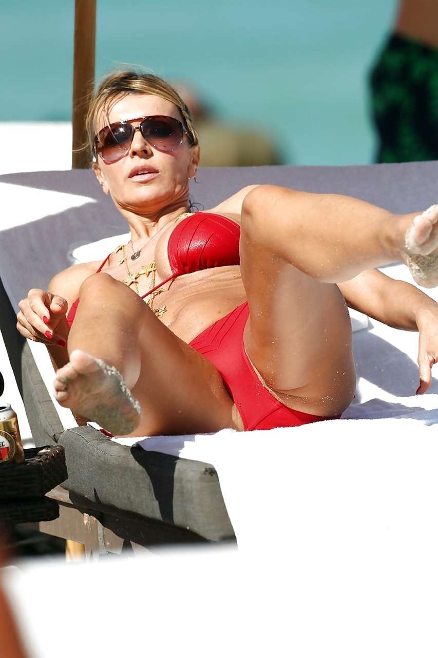 Rita Rusic entblößt ihre großen Titten am Strand oops Paparazzi-Bilder
 #75263411