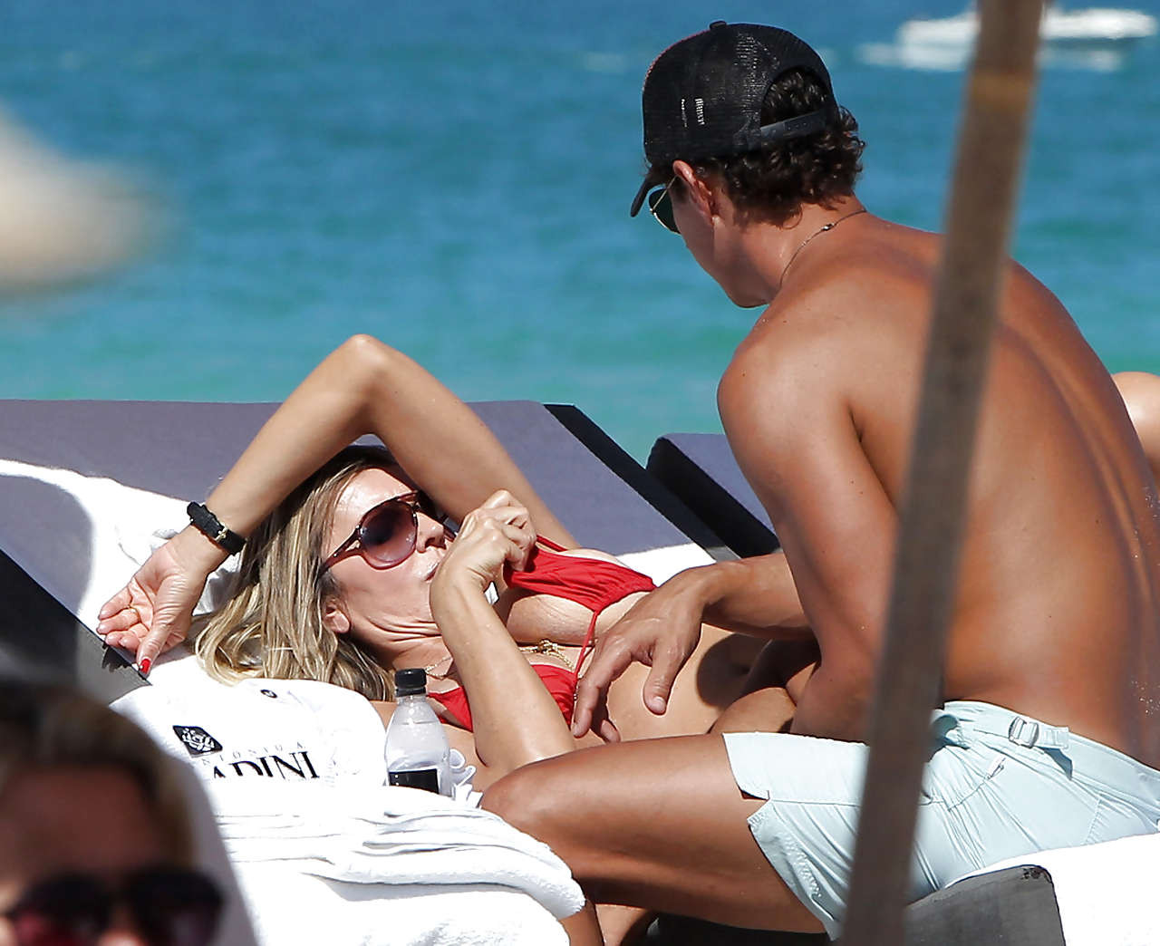 Rita Rusic entblößt ihre großen Titten am Strand oops Paparazzi-Bilder
 #75263417