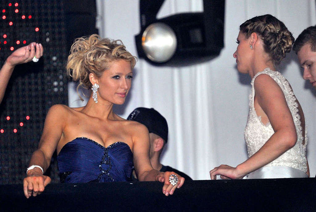 Paris Hilton exhibant son cul nu en faisant la fête et montrant sa chatte et ses seins
 #75348615