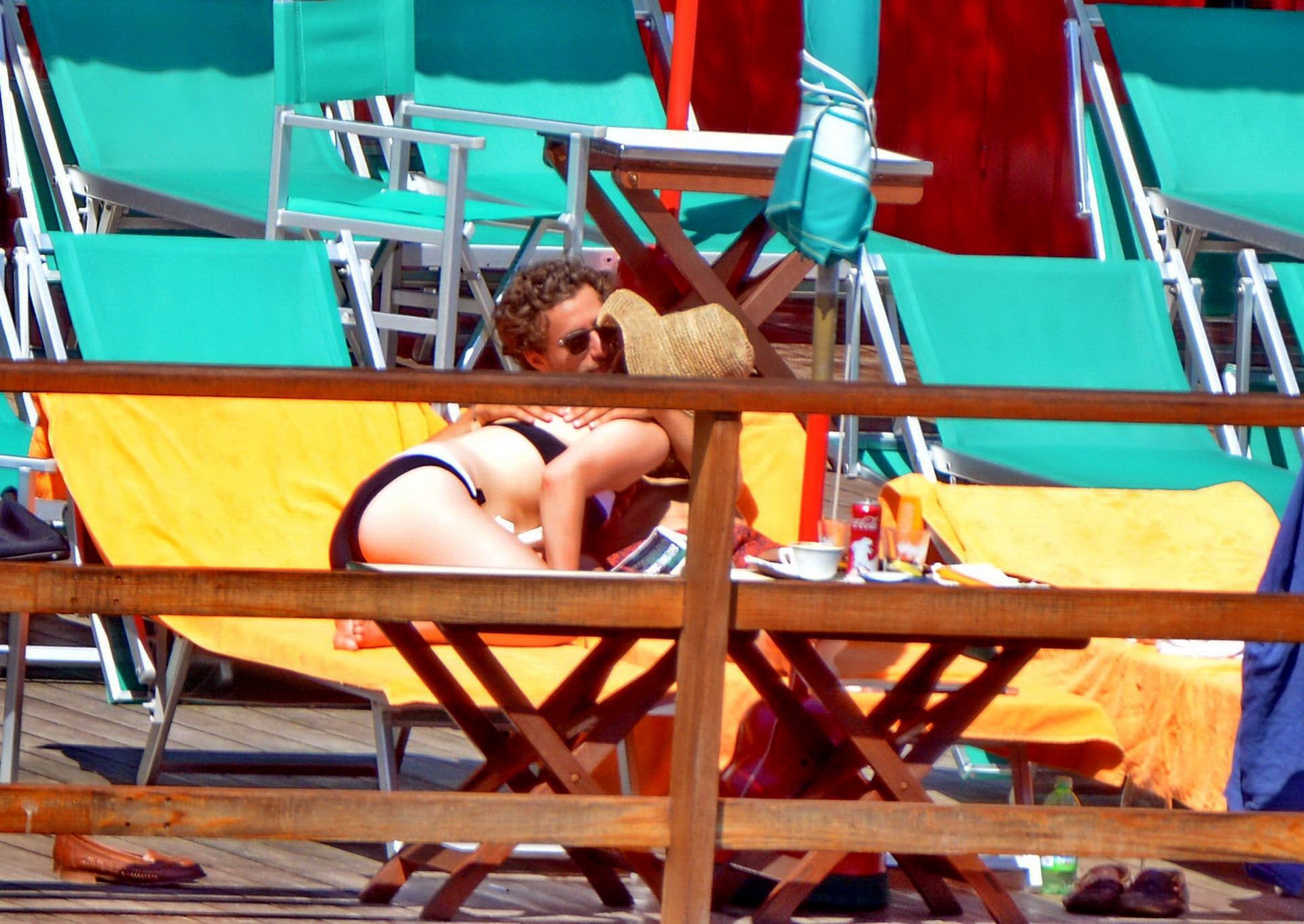 Lana del rey portant un bikini monochrome sur une plage en italie
 #75191419
