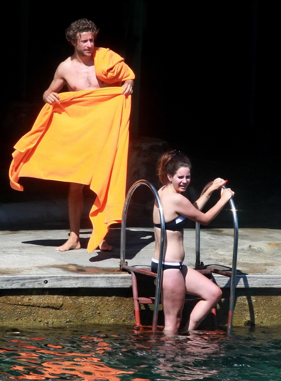 Lana del rey indossa un bikini monocromatico su una spiaggia in Italia
 #75191443