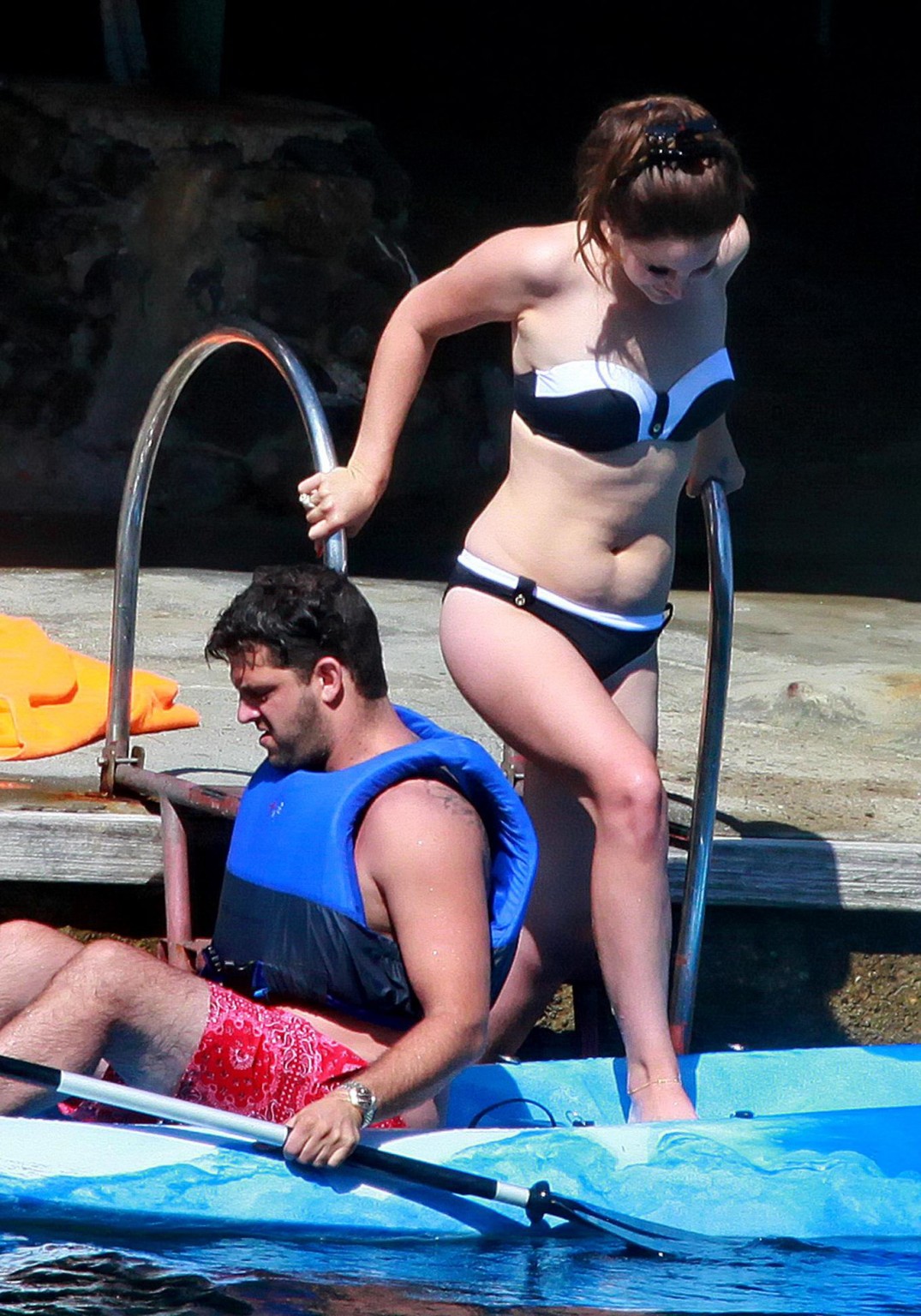 Lana del rey portant un bikini monochrome sur une plage en italie
 #75191449