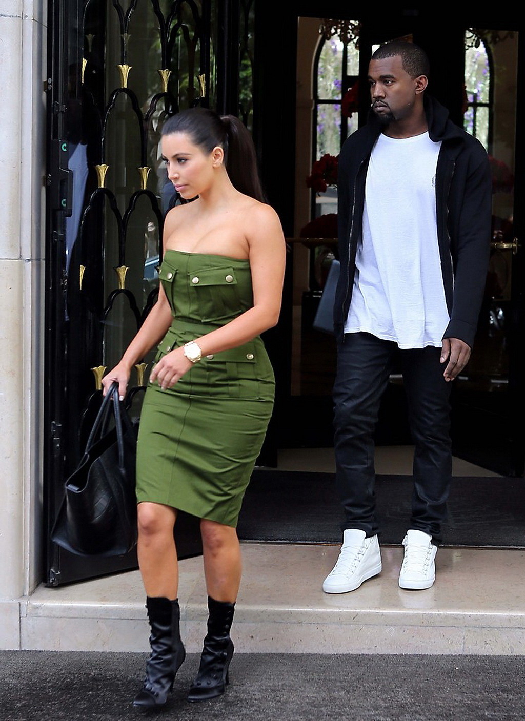 Kim kardashian busty indossando un abito verde tubo fuori a Parigi
 #75259646