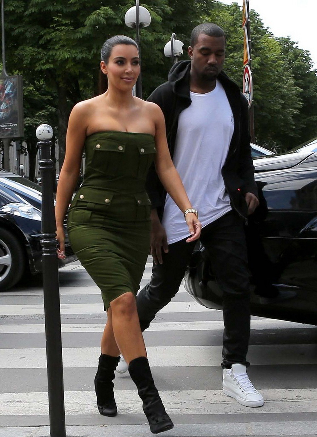 Kim Kardashian vollbusig in einem grünen Schlauchkleid in Paris
 #75259677