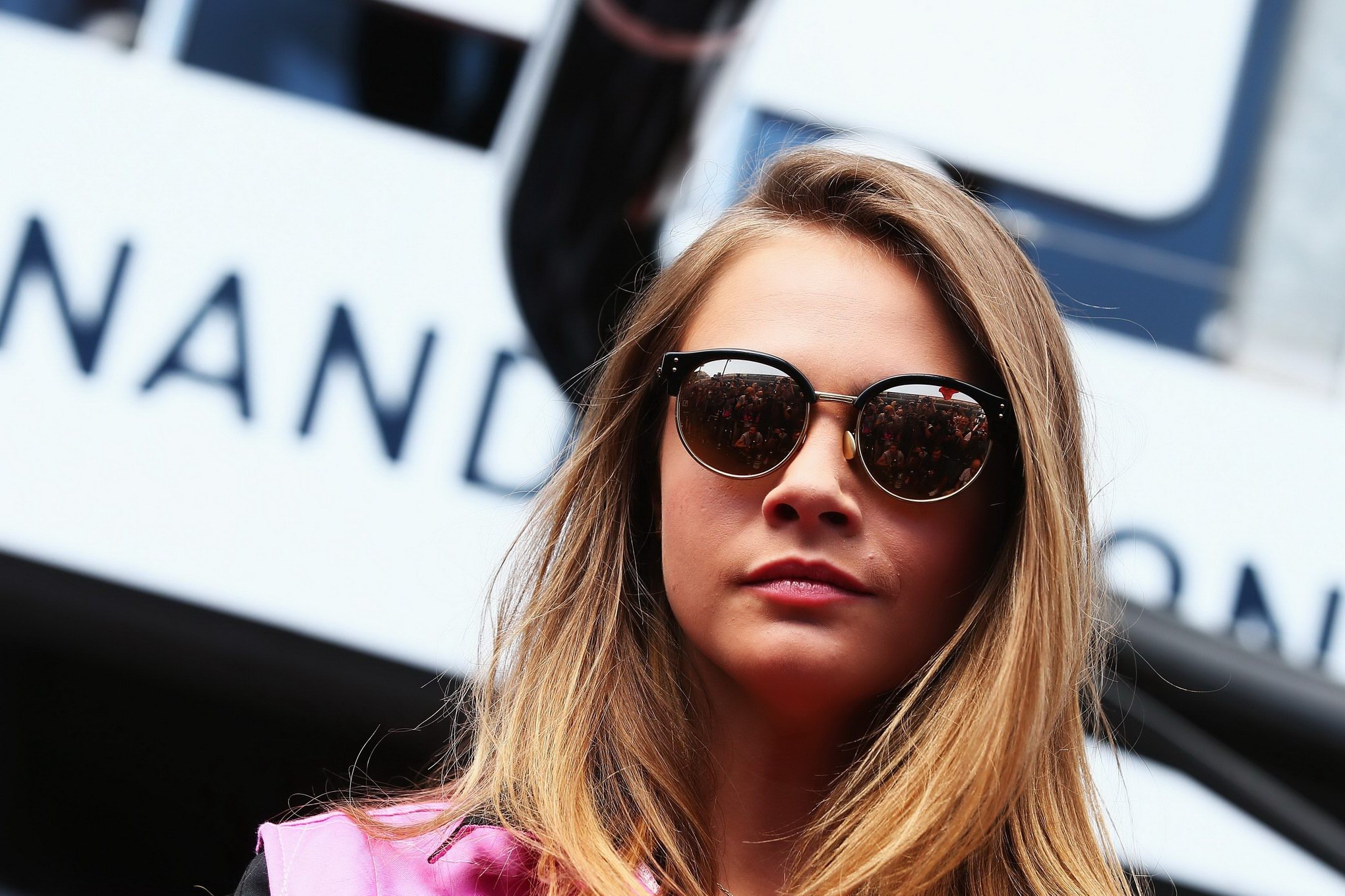 Cara delevingne pico de sujetador llevando un traje de carreras de automóviles en mclaren honda pitlane ph
 #75163026