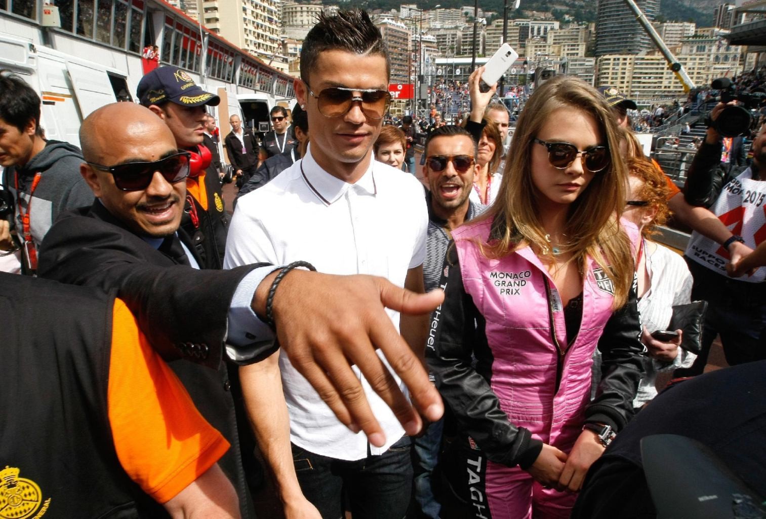 Cara delevingne pico de sujetador llevando un traje de carreras de automóviles en mclaren honda pitlane ph
 #75163027