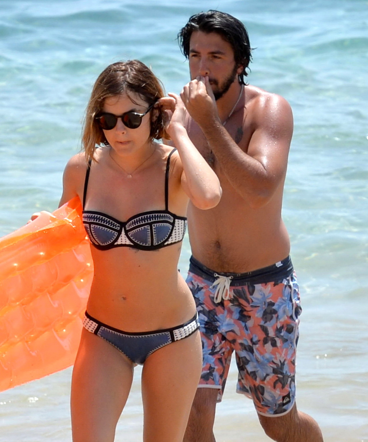 Lucy hale mostrando su cuerpo en bikini en una playa hawaiana
 #75159594