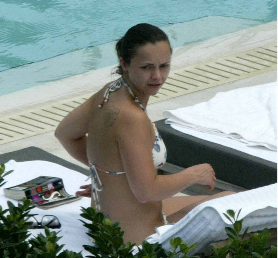 Christina ricci in bikini e mostrando grandi tette
 #75328066