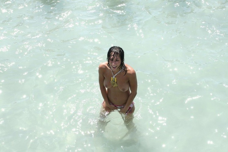 Nudisti giovani fumanti nudi in una spiaggia pubblica
 #72257223