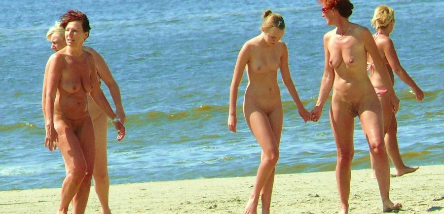 Dampfende heiße Teenie-Nudisten nackt an einem öffentlichen Strand
 #72257237