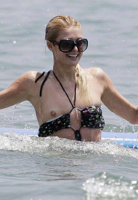 Promi-Superstar paris hilton zeigt freche Titten im Meer
 #75427369