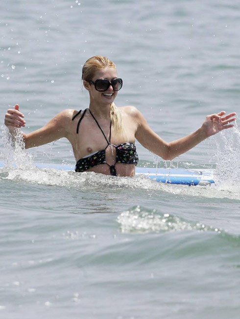 Promi-Superstar paris hilton zeigt freche Titten im Meer
 #75427372