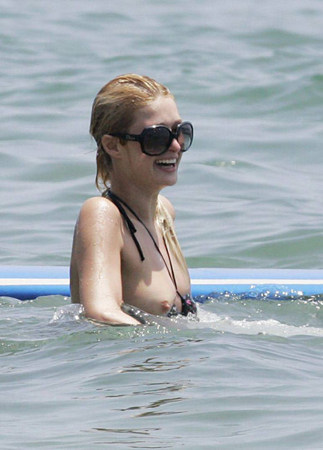 Promi-Superstar paris hilton zeigt freche Titten im Meer
 #75427385