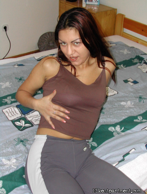 Amateur locker Babe mit schlaffen Titten reibt ihre nasse Muschi
 #74563688