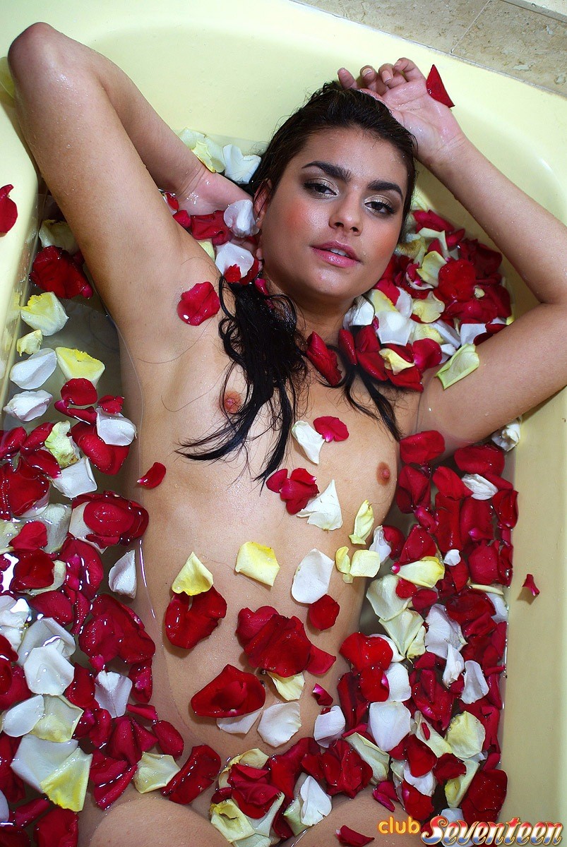 Carino nudo giovane hottie prendendo un bagno di petali di fiori sexy
 #78541166