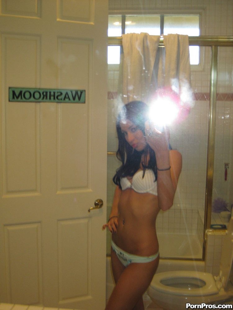 Novia morena tomando fotos en el espejo
 #67676537