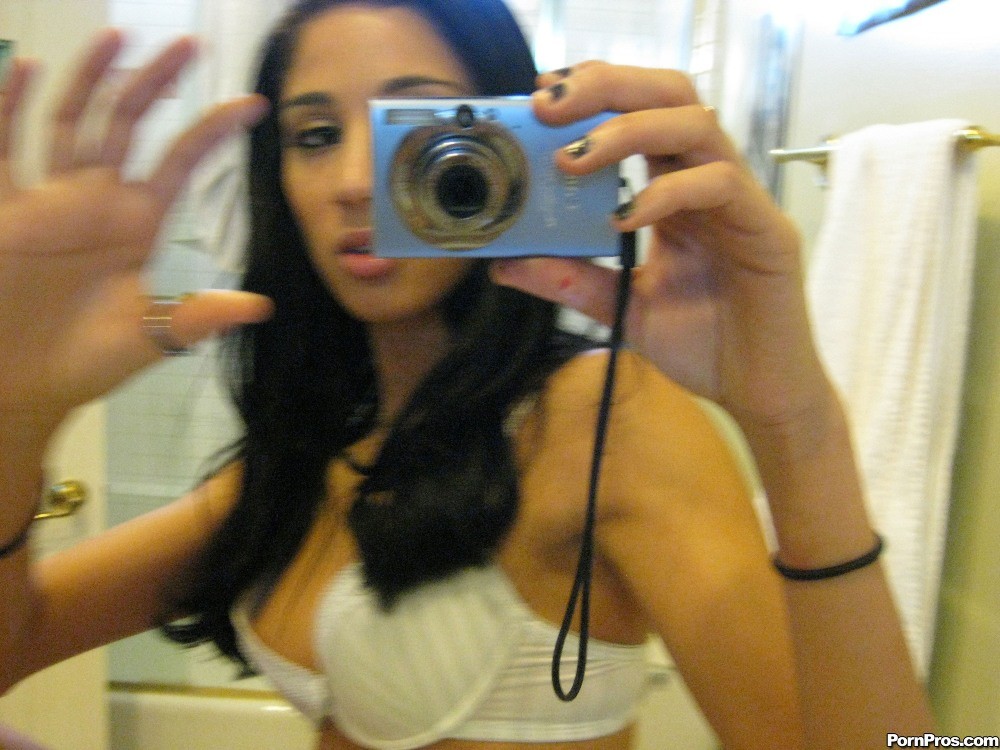 Ragazza bruna che prende foto nello specchio
 #67676548