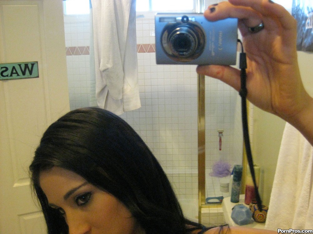 Brunette petite amie prenant des photos dans le miroir
 #67676554