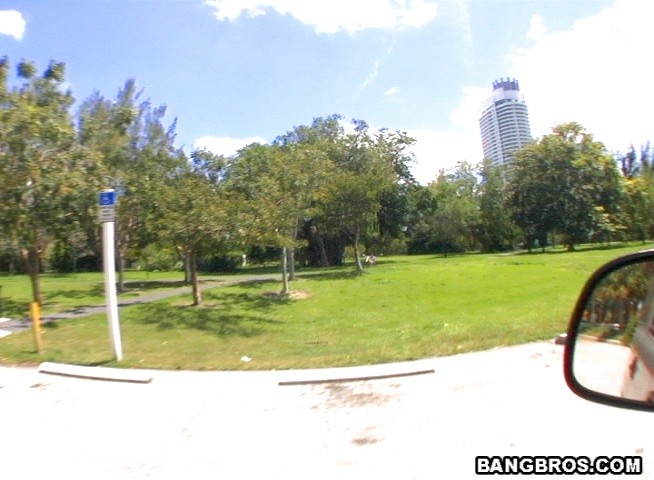 En el parque, esta zorra con tanga se moja y se moja
 #70573733