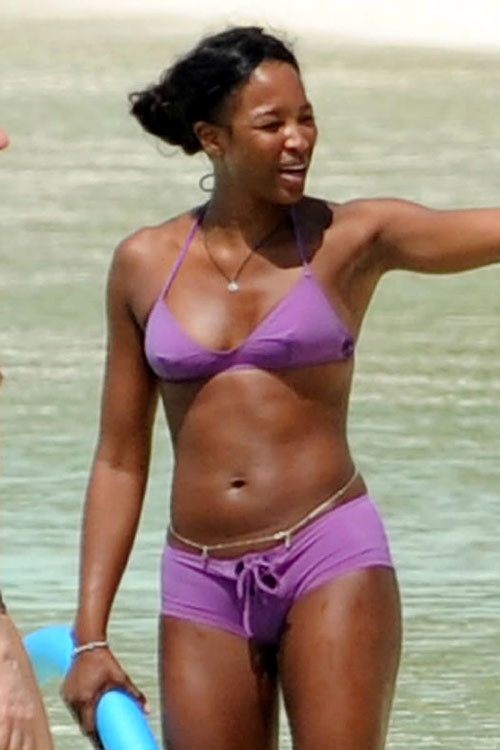 Naomi Campbell zeigt ihre schönen Titten und posiert sexy im Bikini
 #75400059