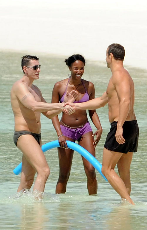 Naomi Campbell che mostra le sue belle tette e posa sexy in bikini
 #75400101