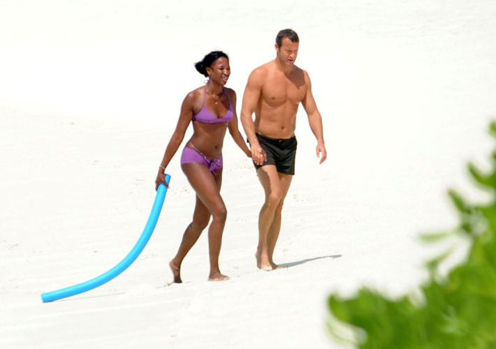 Naomi Campbell che mostra le sue belle tette e posa sexy in bikini
 #75400127